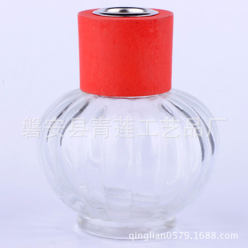 这里陈列着三张葬仪床