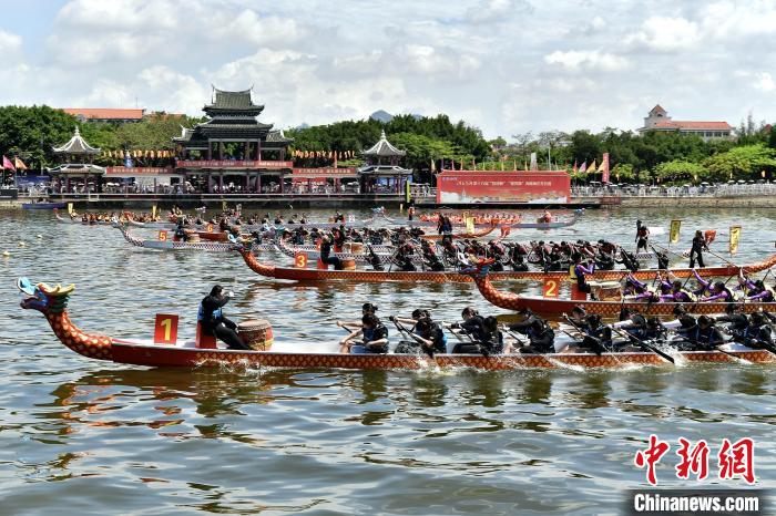 两岸36支龙舟队在厦门竞逐嘉庚杯与敬贤杯,展现