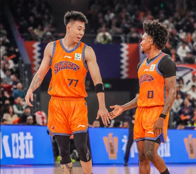 CBA常规赛上海主场大胜山东豪取8连胜