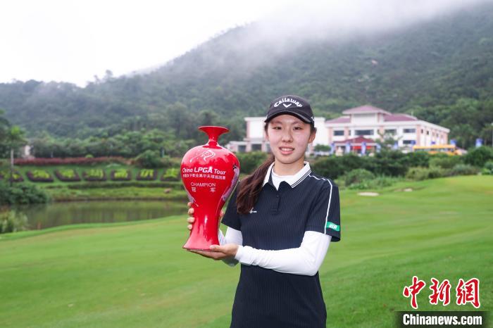 曹欣妤两度加洞险胜刘宇婕 首次问鼎职业赛冠军