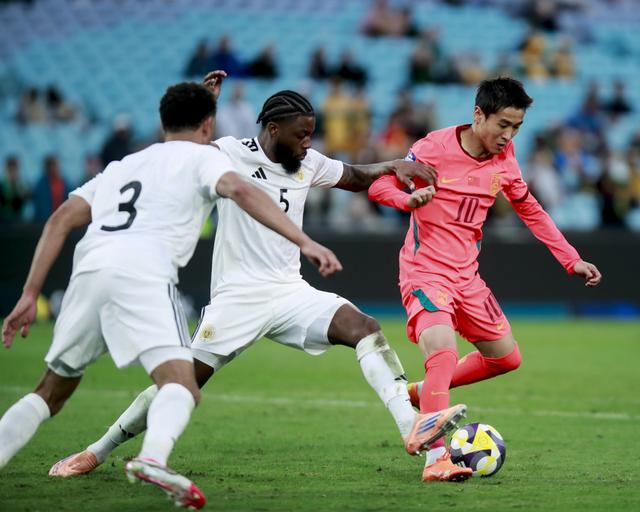 中国男足迎战喀麦隆检验主帅邵佳一战术布局