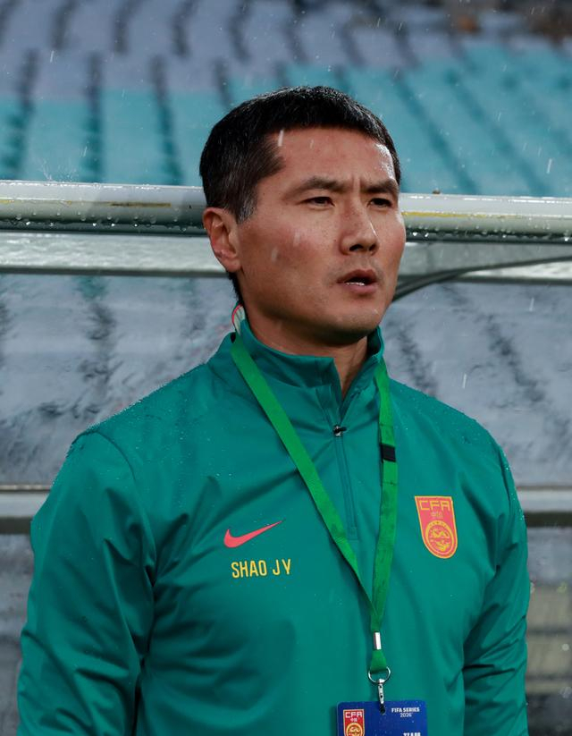 中国男足迎战喀麦隆检验主帅邵佳一战术布局