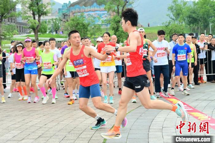重庆马拉松接力赛智慧跑道引热潮