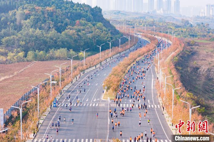 陕西安康半程马拉松：海内外近七千名跑者享自